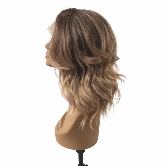 New with lace attached Chelsey smith cosmetics - Picture 3 of 7